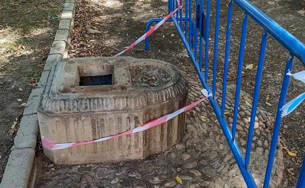 La fuente estuvo seis meses echando agua hasta que se la llevaron.