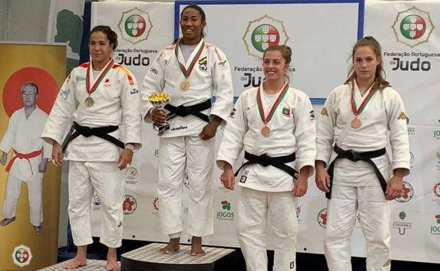 Cristina Cabaña en el segundo cajón del podio con la plata del torneo de Coimbra. /@CrisCabanaP