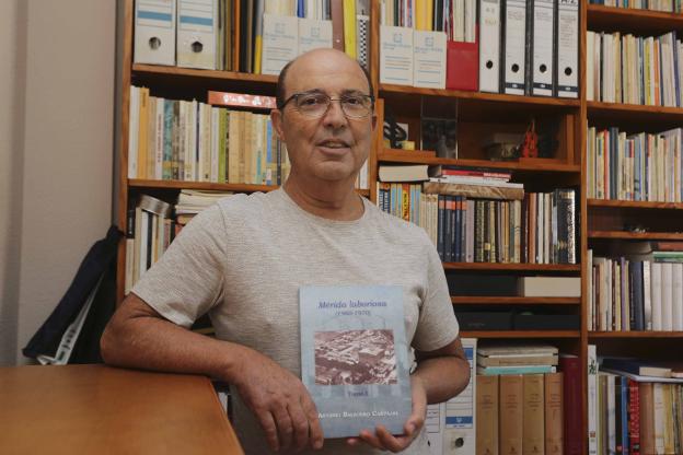 Antonio Salguero, con su nuevo libro sobre la ciudad. / J. M. ROMERO