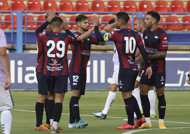 Los positivos del Extremadura provocan que el equipo paralice los entrenamientos y esté aislado. / J. M. ROMERO