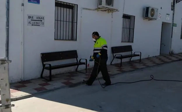 Un operario del Ayuntamiento de Campillo de Deleitosa desinfectando los alrededores del consultorio médico.