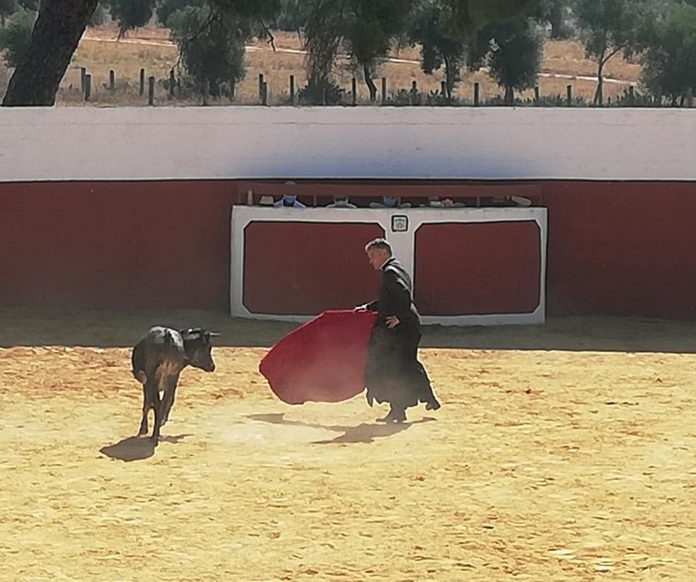 El sacerdote cauriense Fernando Valiente sacando la muleta este verano en una finca de El Rocío. / HOY