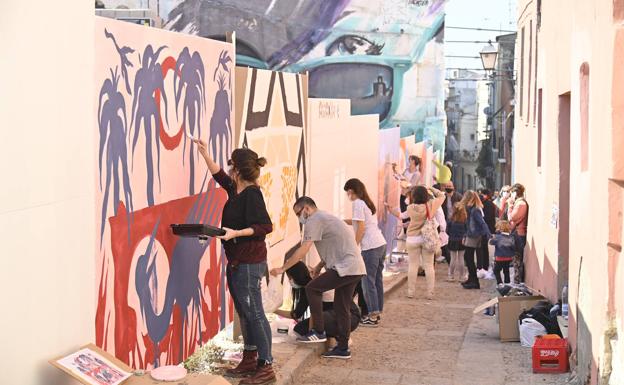 Calle Brocense. Numerosos artistas plasmando sus obras.