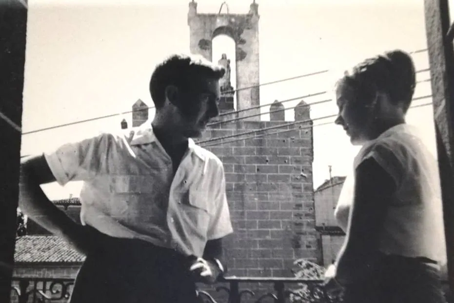 Año 1954, el empresario y actor Jacinto Garcia Alonso con una amiga alemana ante la Torre de Bujaco