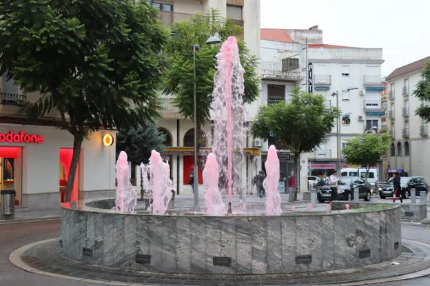 La fuente de la plaza de las Pasaderas con el agua color rosa. / HOY