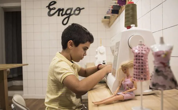 Fran cosiendo en la máquina del taller que la diseñadora María Engo tiene en Badajoz.