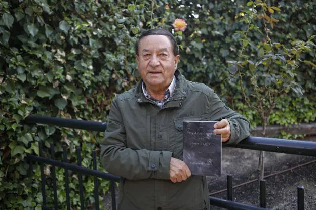Juan Verde Asorey con su nuevo libro. / ARMANDO MÉNDEZ
