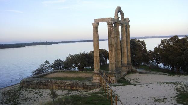 Los Mármoles se encuentran a orillas del pantano de Valdecañas. / AMADOR