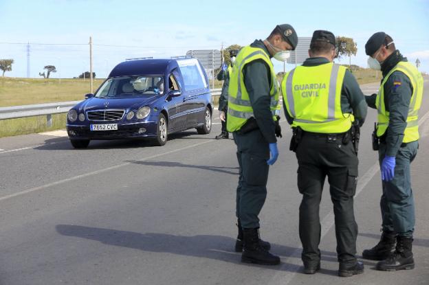 Un coche fúnebre en la entrada a Arroyo de la Luz durante el confinamiento del municipio en las primeras semanas de la pandemia. / HOY