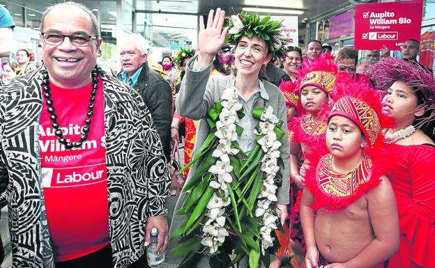 Jacinda Ardern recibe el apoyo de la comunidad maorí, que ha sacado un escaño en los comicios./EFE
