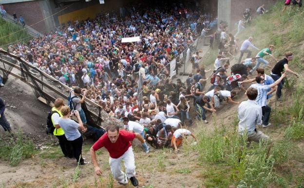 Decenas de personas tratan de huir de una avalancdha en el Love Parede de 2010./Afp