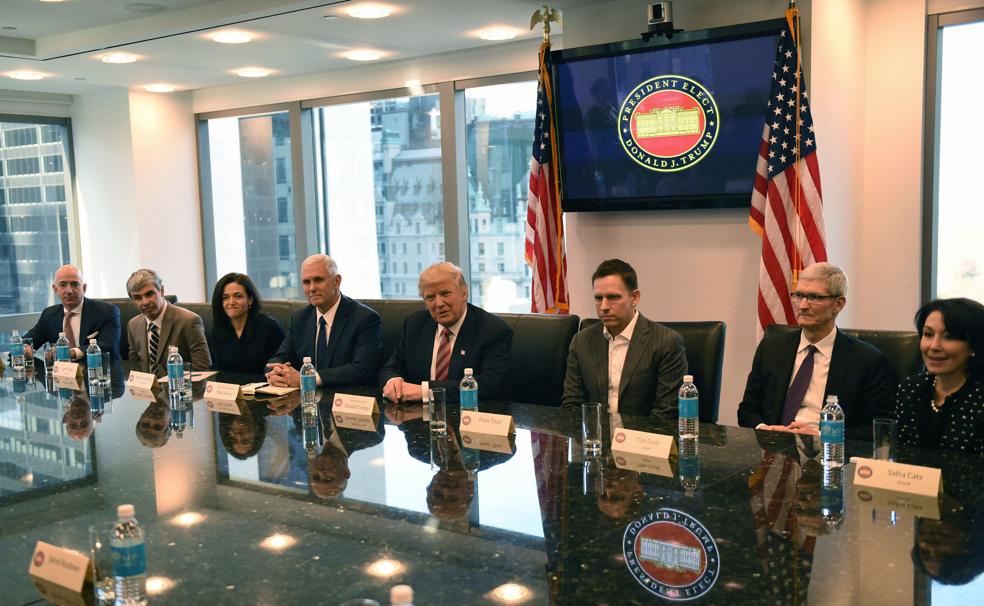 Trump con los principales líderes tecnológicos en la reunión que mantuvieron en 2016. /AGENCIAS