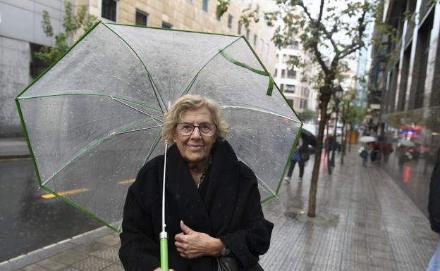La exalcaldesa Carmena, en una calle de Madrid /Luis ÁNGEL GÓMEZ