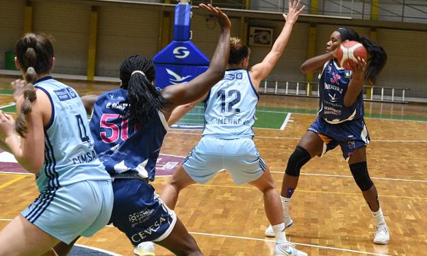 Tia Weledji dirige el juego ante Maja Stamenkovic. / PALMA