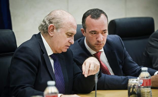 Fernandez Díaz y su número dos, Francisco Martínez, en una comparecencia /EFE