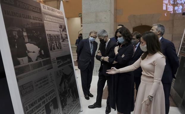 El presidente de Vocento, Ignacio Ybarra Aznar; el ministro del Interior, Fernando Grande-Marlaska; la presidenta de la Comunidad de Madrid, Isabel Díaz Ayuso, y la comisaria de la muestra.