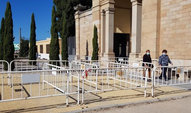 El protocolo en el cementerio se ha seguido sin incidencias. / HOY