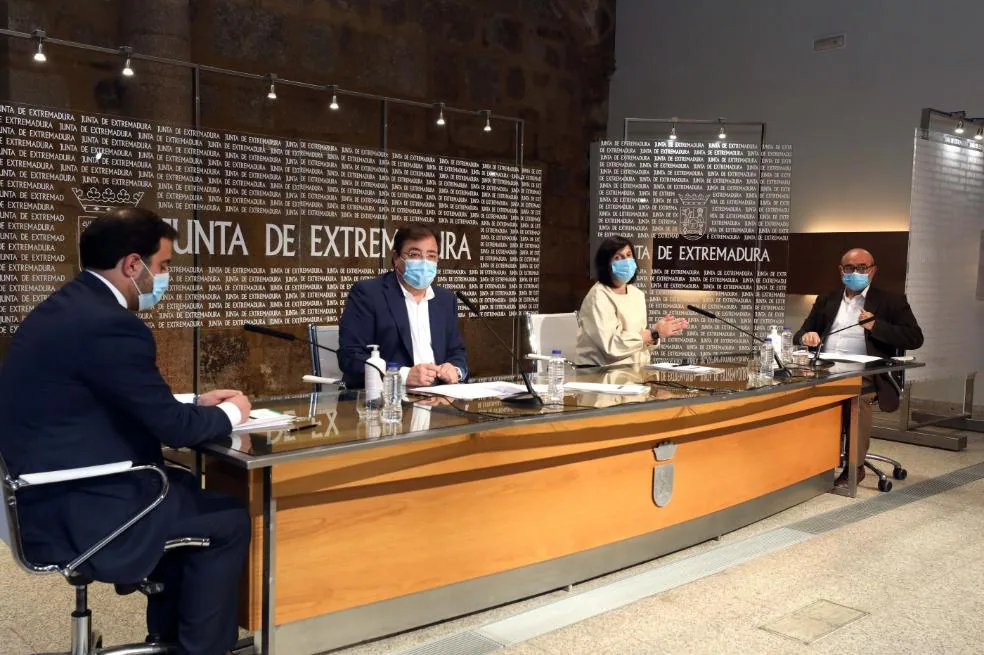 Javier Dorado, de Ceat Badajoz, Fernández Vara, Raquel de Prado, de ATA, y Fernando Segador, de Opaex. / BRÍGIDO