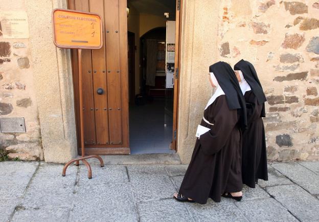 Dos religiosas se disponen a entrar en un colegio electoral durante una jornada de votaciones en Cáceres. / HOY