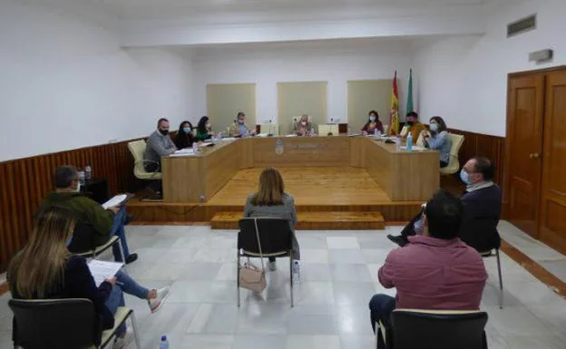 Pleno en el Ayuntamiento de Castuera, con los concejales guardando la distancia de seguridad. / F. V.