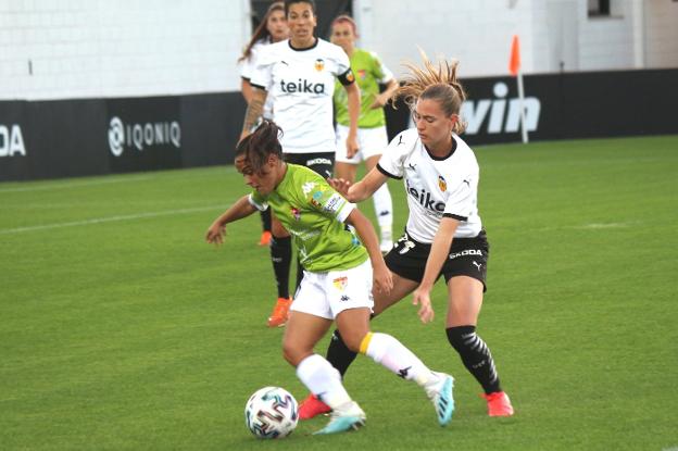 Mireya, que ayer fue titular, trata de llevarse el balón en el choque ante el Valencia. / SANTA TERESA