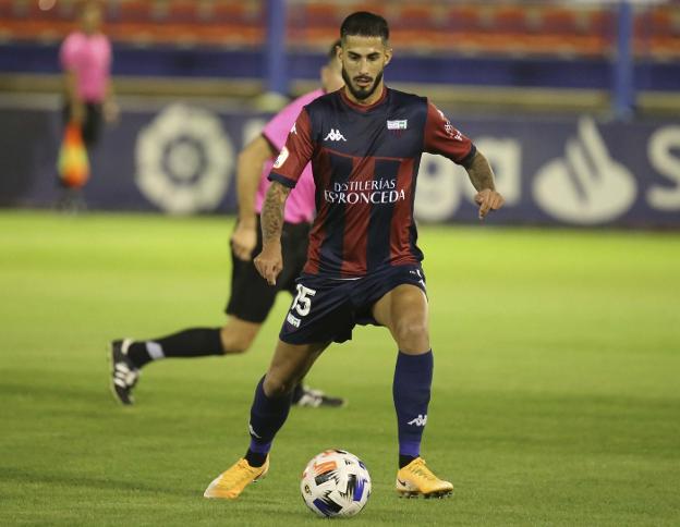 Nico Hidalgo en el partido ante el Badajoz. / J. M. ROMERO