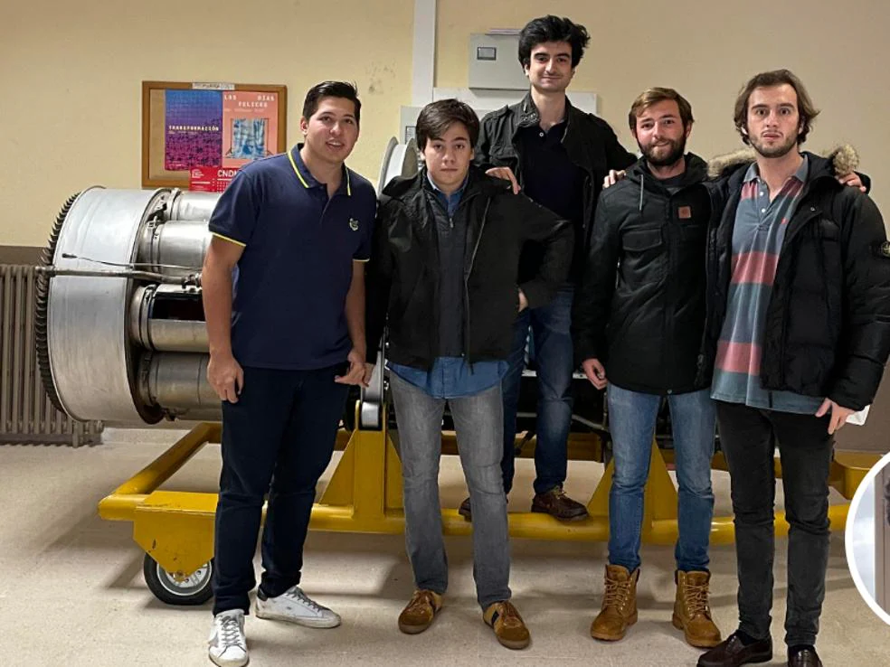 Manuel Rodríguez, Eulogio Iniesta, Jesús Remón, Javier Pérez de Eulate y Antonio González junto a un motor turbofan de su facultad. / HOY