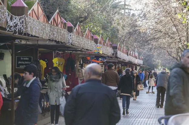 Imagen de archivo del mercado navideño instalado en el Paseo de Cánovas. / HOY