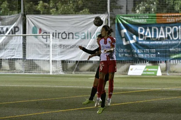 Belén cabecea el balón en el choque ante la Real Sociedad. / J. V. ARNELAS