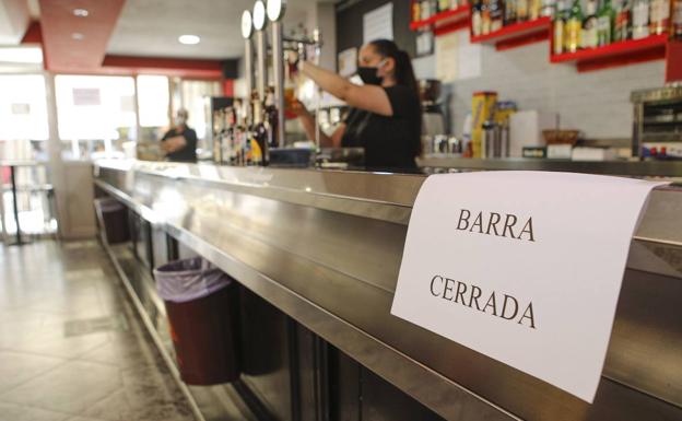 Barra cerrada en un bar de Cáceres. /hoy