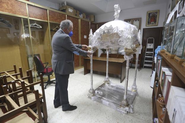 Desembalaje del templete tras la restauración. / J. M. ROMERO