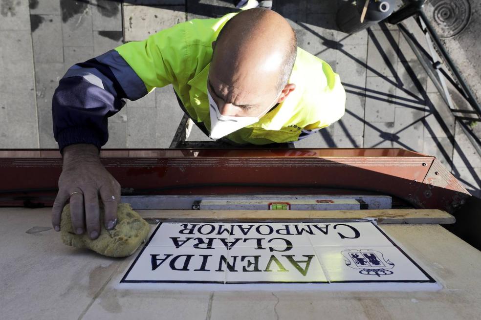 Instalación del azulejo con el nombre de Clara Campoamor, elaborado por Pella, el pasado día 11. / Lorenzo Cordero