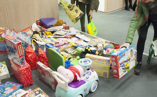 Los bomberos de Badajoz lanzan una campaña para recoger juguetes y alimentos