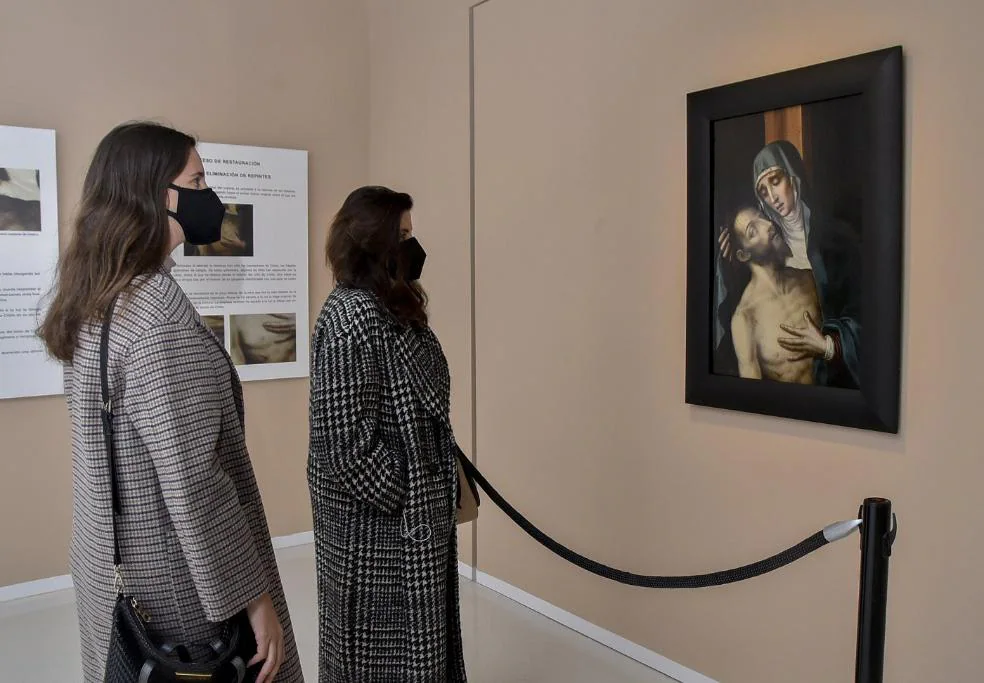 Dos mujeres mirando 'La Piedad' de Luis deMorales, cuya exposición se abrió ayer. / C. MORENO