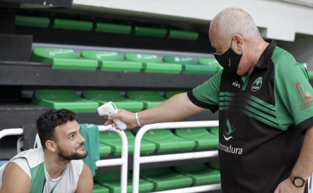 Imagen previa a un entrenamiento del Cáceres./L. Cordero