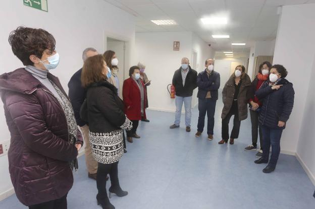 María Jesús García, primera por la derecha, explica las dependencias del nuevo centro de día. / J. M. ROMERO