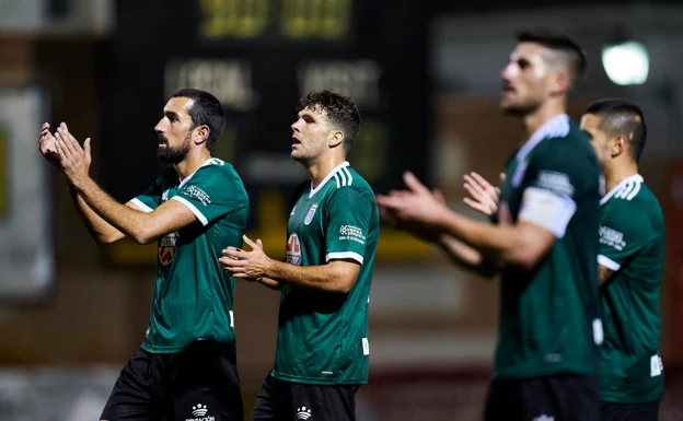 Los jugadores del Badajoz agradecen a la afición pacense su apoyo en Navalcarnero. /ADG MEDIA