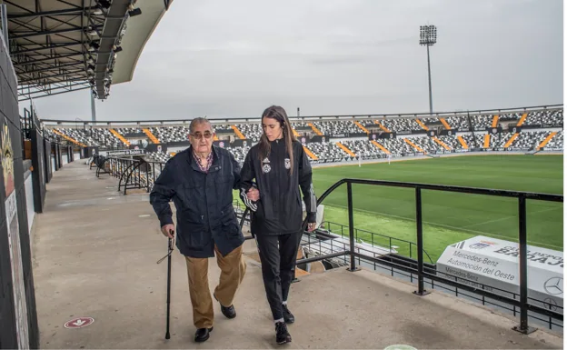 Clara y su abuelo Emilio pasean por las gradas del Nuevo Vivero. /Pakopí