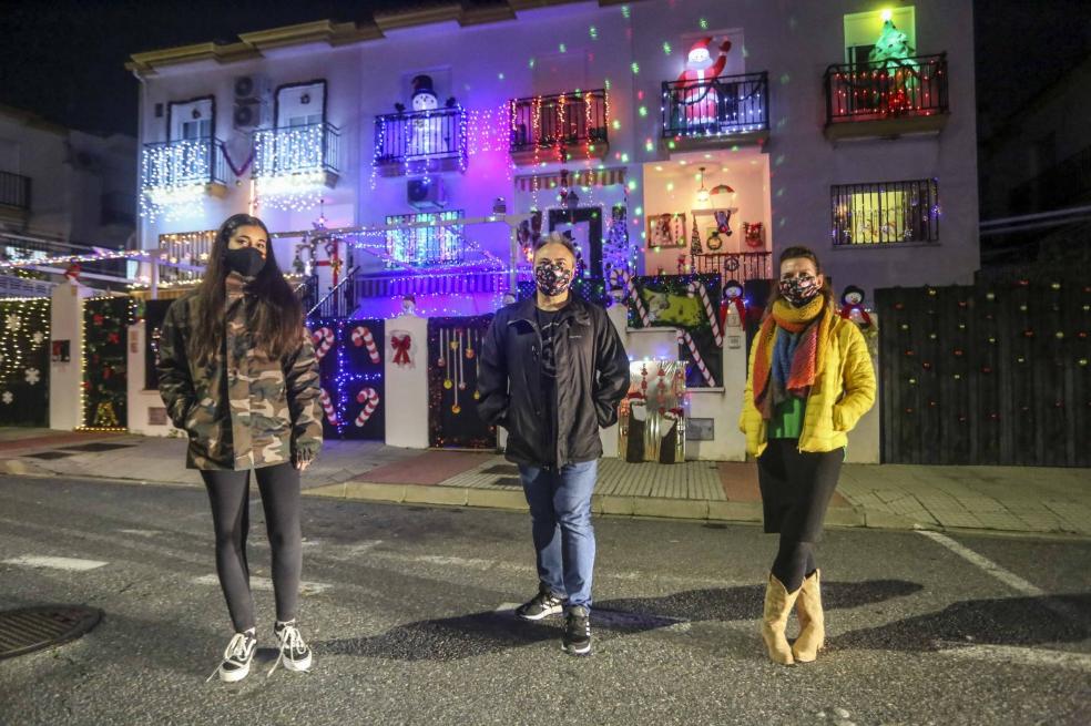 Los tres vecinos de la Calle Ahillones que han ganado el concurso de fachadas. / J. M. ROMERO