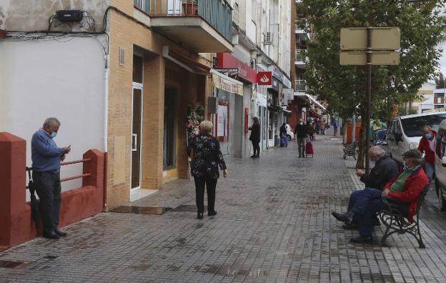 Varios ancianos en la avenida Juan Carlos I de la Antigua. / J. M. ROMERO