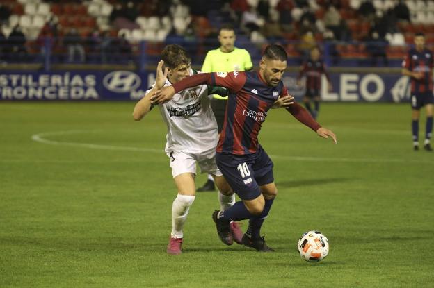 Kike Márquez en el partido ante el Mérida. / J. M. ROMERO