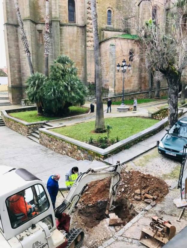 Esta es la obra que dejó sin agua en Nochevieja a la Plaza de Santiago. / HOY