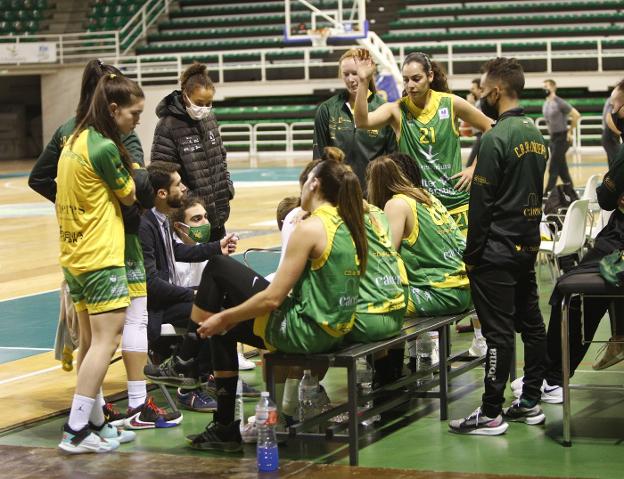 Carbajal, entrenador del Al-Qázeres, durante un tiempo muerto. / A. MÉNDEZ