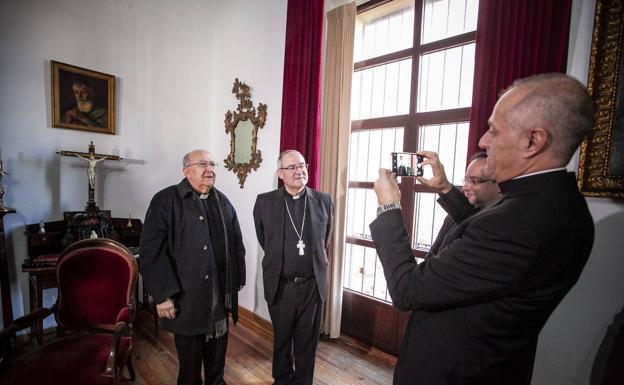 Diego Zambrano toma una foto a Francisco Cerro con un sacerdote el día de su desigación como arzobispo de Toledo, en diciembre de 2019./J. Rey