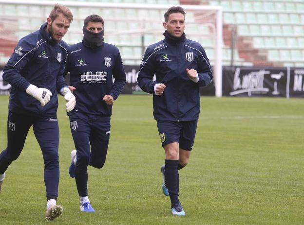 Montoya, Gaspar y Rocha ejercitándose ayer en el estadio Romano. / J. M. ROMERO