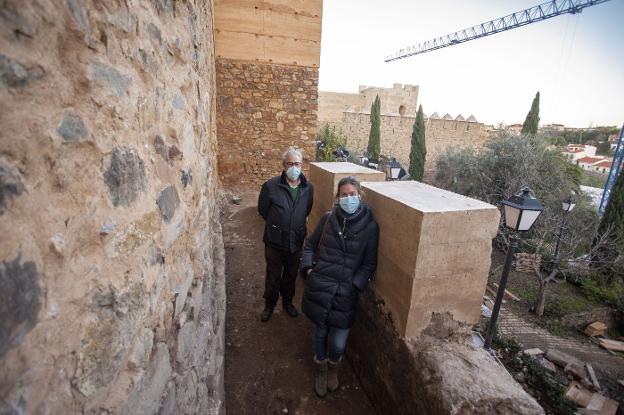 Los arquitectos Miguel y María Matas, en el antemuro original del Olivar de la Judería que acaba de ser recuperado. / JORGE REY