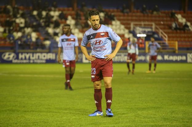 Toribio lamenta la eliminación del Extremadura en la Copa ante el Socuéllamos, su rival hoy. / JOSÉ MANUEL ROMERO