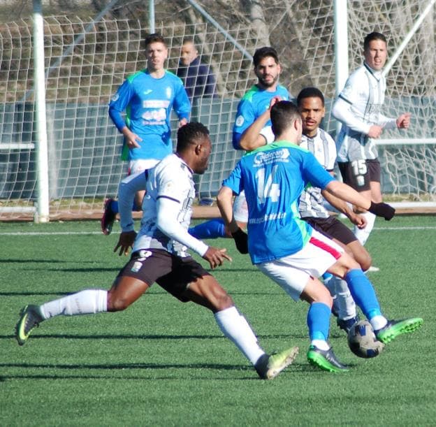 Rafa Izquierdo controla ante Borja Encada y Kofi. / PALMA