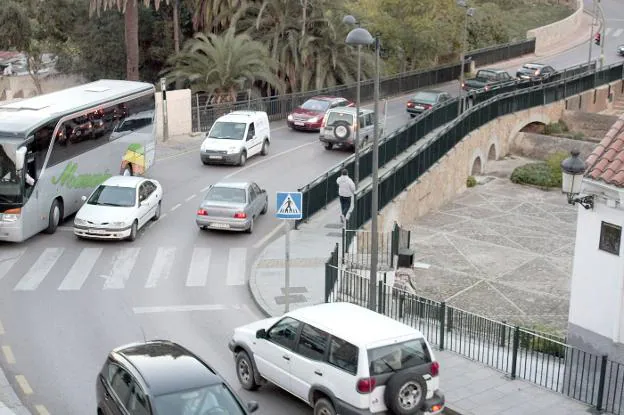 Tráfico en la conexión de Fuente Concejo y Ronda de Vadillo, donde se llega a los 18.000 vehículos diarios, según recoge el Pimus. / HOY