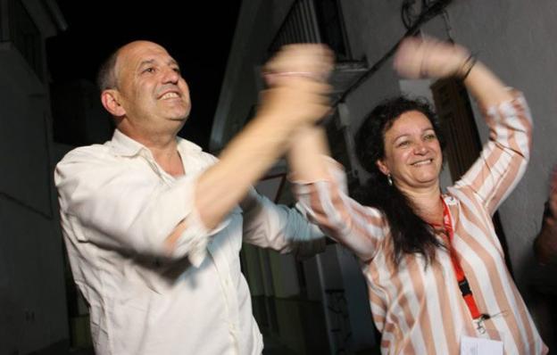 Ángel Vadillo y Marisa Murillo, anterior y actual alcalde de Alburquerque, en la última noche electoral. / HOY